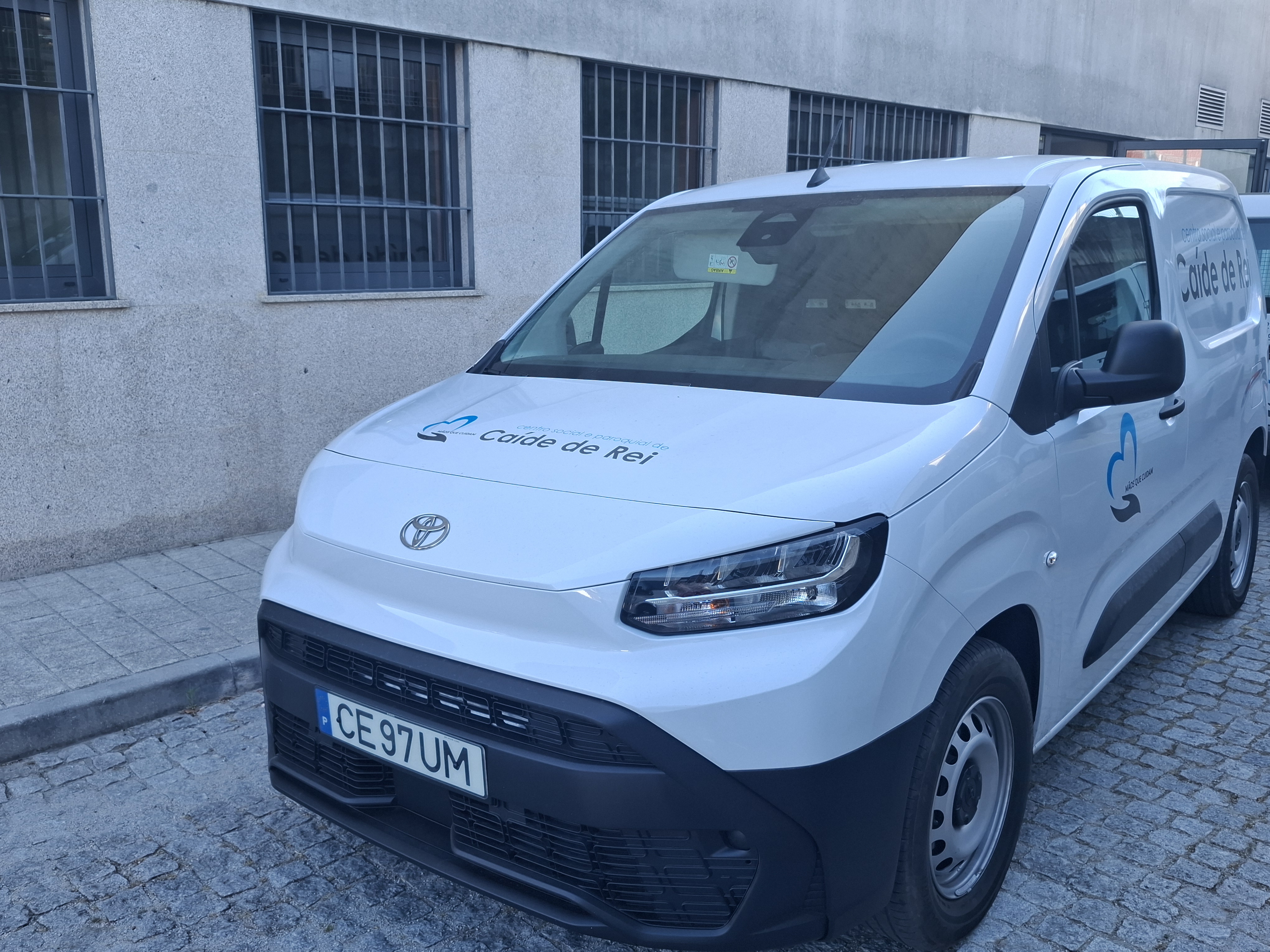 Carrinha el&eacute;trica do Centro Social e Paroquial de Ca&iacute;de de Rei